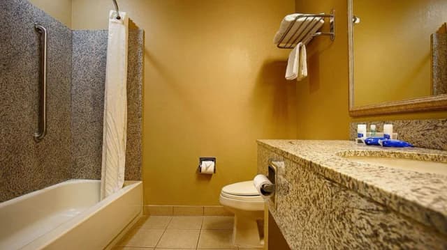 Deep soaking bathtub