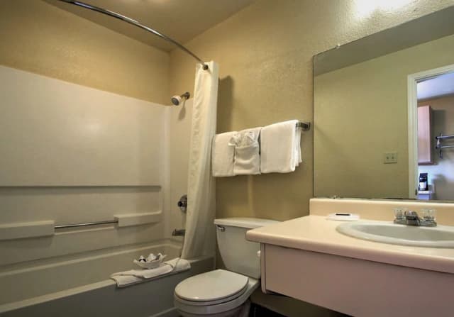 Deep soaking bathtub