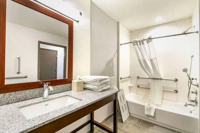 Jetted bathtub