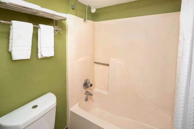 Deep soaking bathtub