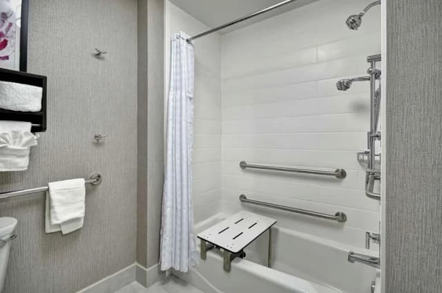 Deep soaking bathtub