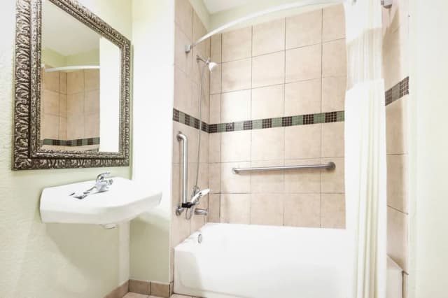 Deep soaking bathtub