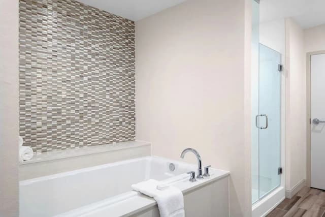 Deep soaking bathtub