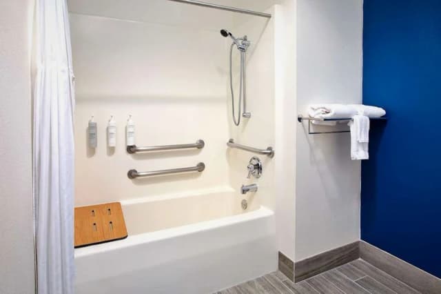 Deep soaking bathtub