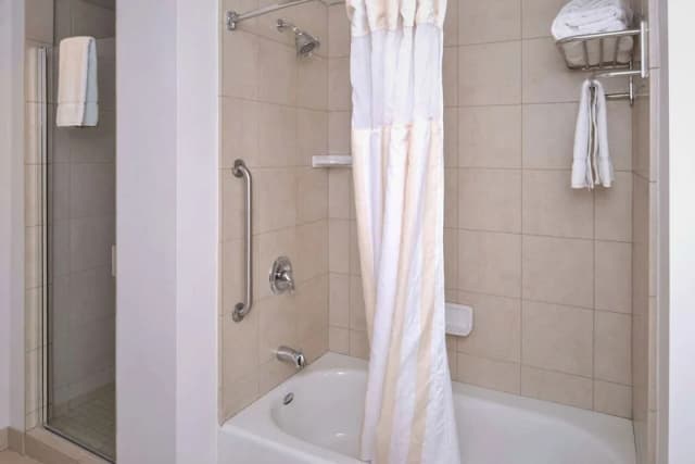 Deep soaking bathtub