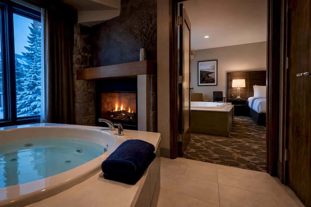 Boutique vs Chain Jacuzzi Suites: Verify In Room Photos Before You Pay
