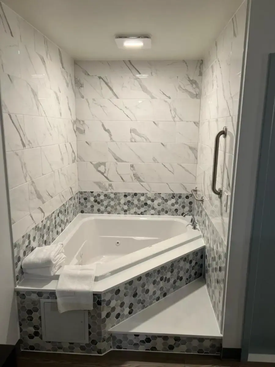 Hotels with jacuzzi in room in Ronkonkoma