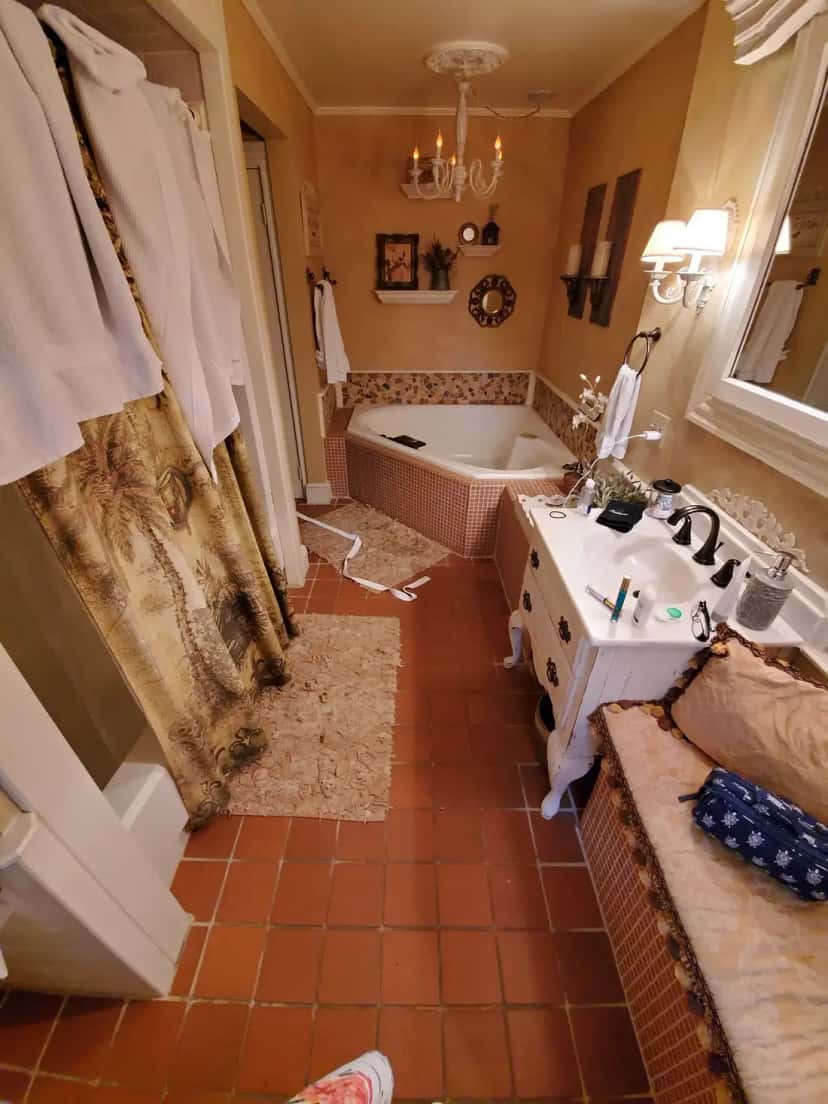 In-room hot tub at 1777 Americana Inn Bed & Breakfast in Ephrata, PA