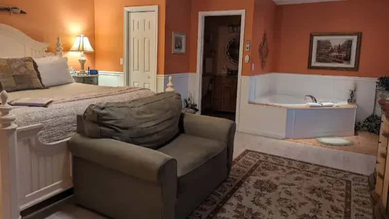 In-room hot tub at 1825 Inn Bed and Breakfast in Palmyra, PA