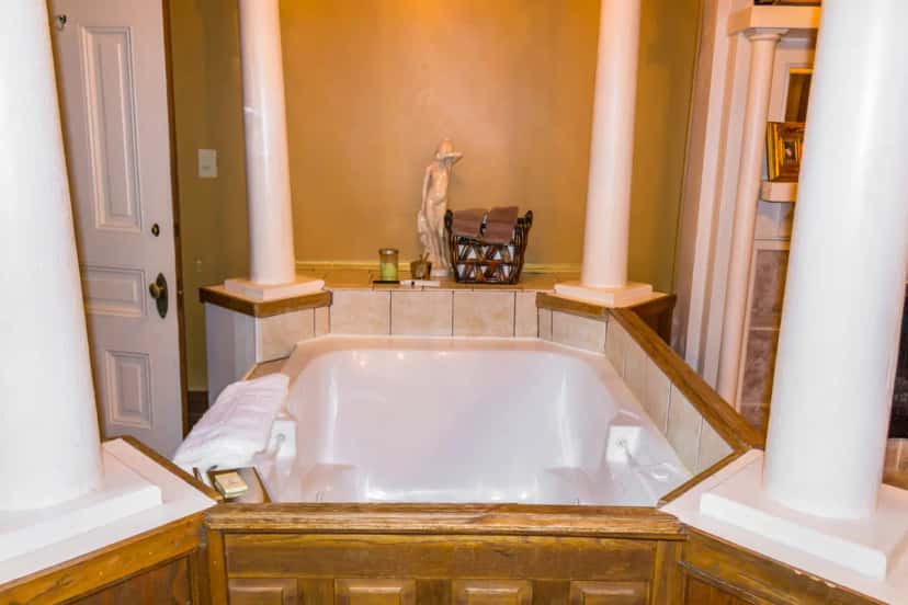 In-room hot tub at 1890 Williams House Inn in Hot Springs, AR