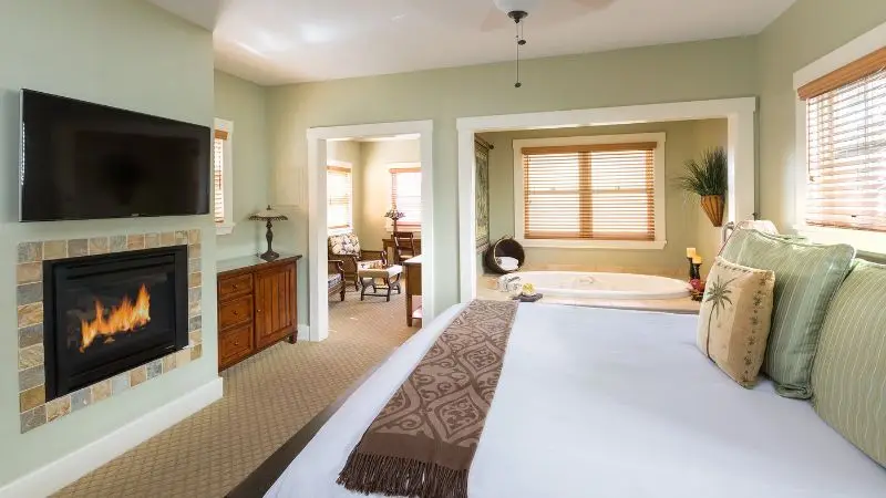 Hotels with jacuzzi in room in Coronado