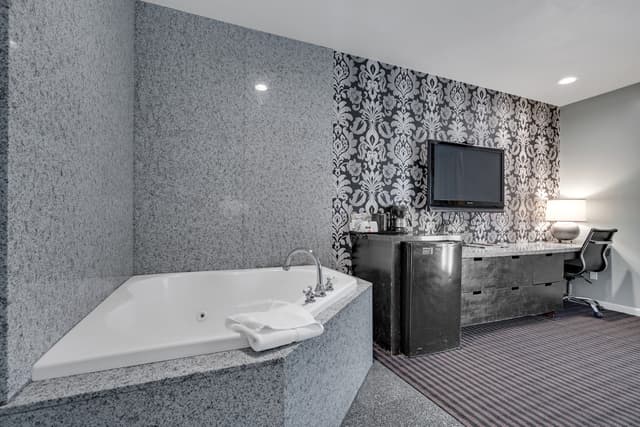 Jetted bathtub
