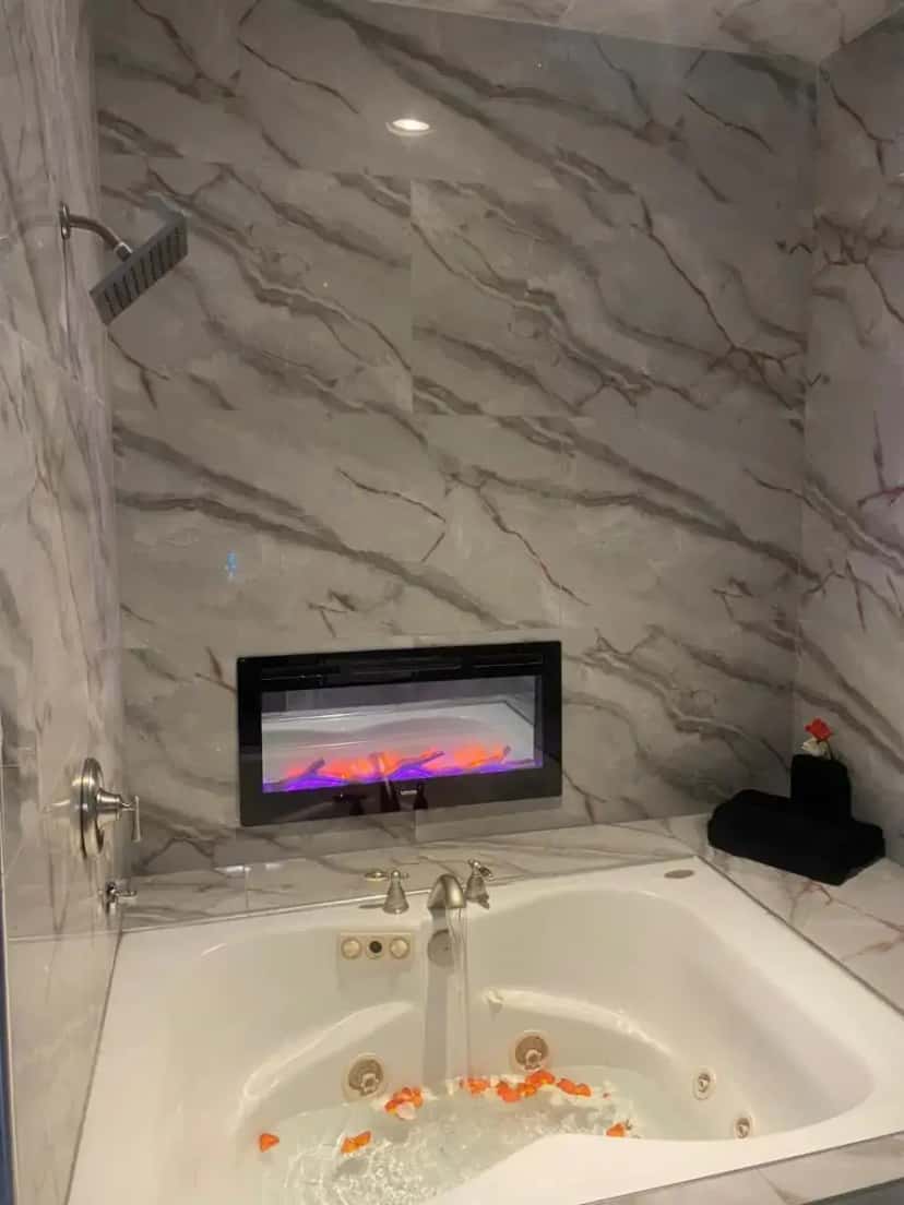 In-room jacuzzi tub at 420 Friendly Suites in Washington, CT