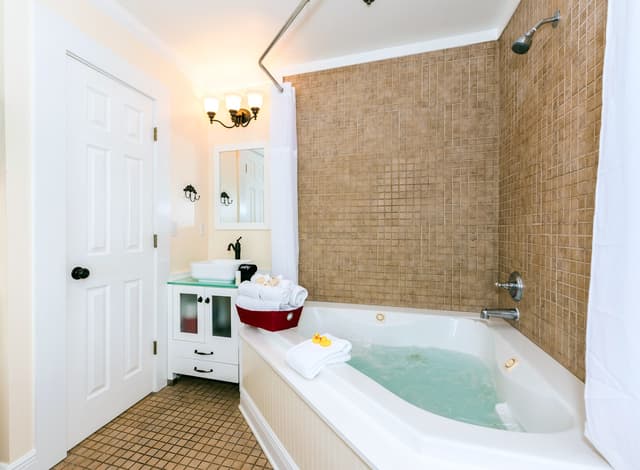 Deep soaking bathtub
