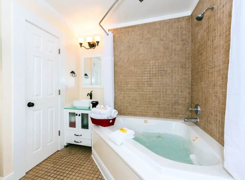 Deep soaking bathtub at 44 Spanish Street Inn