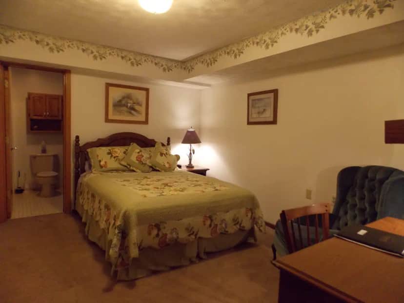 7 Gables Inn & Suites — guest room