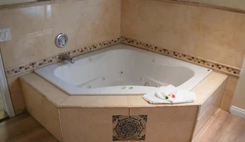 In-room hot tub at 777 Motor Inn in West Hollywood, CA