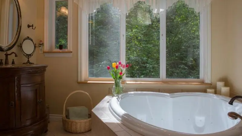 Hotels with jacuzzi in room in Port Angeles