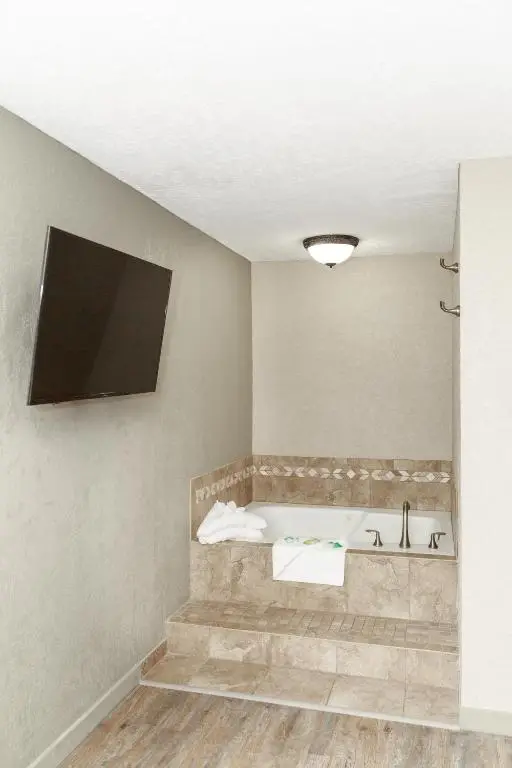 Private in-room jacuzzi tub in the Executive Suite at Aarchway Inn