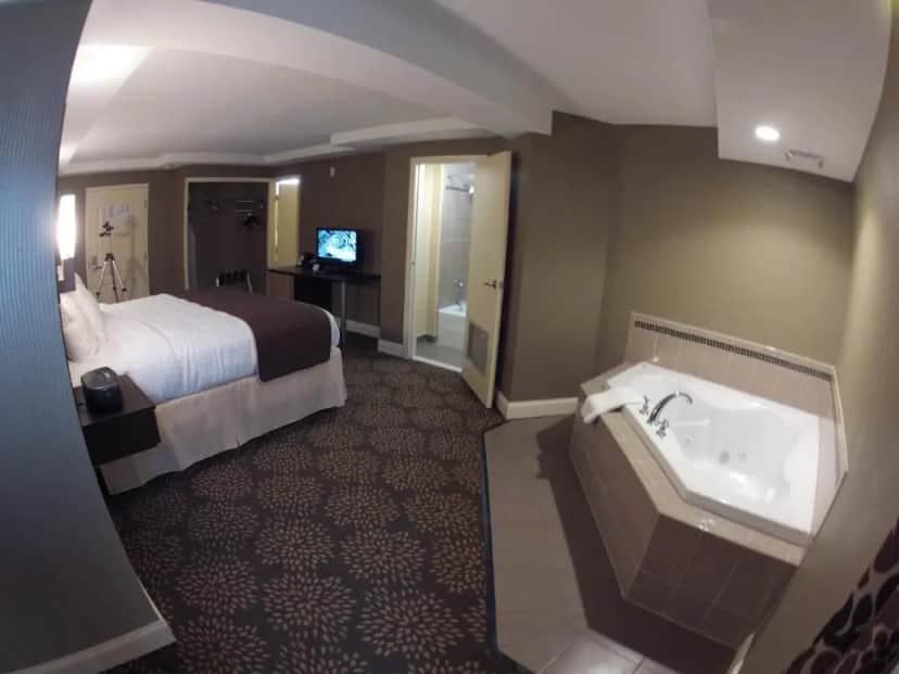 Aashram Hotel by Niagara River private in room hot tub
