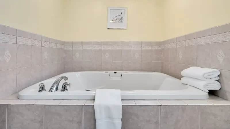 Abellona Inn & Suites On The Shore hotel photo 1 in Old Orchard Beach, Maine