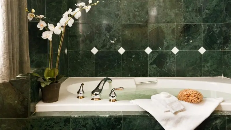 Hotels with jacuzzi in room in Victoria