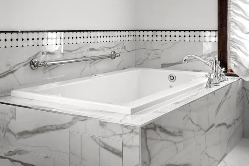 Hotels in Victoria with a jacuzzi in the room