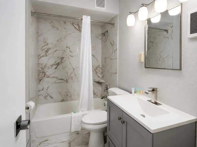 Hotels with jacuzzi in room in Gillette