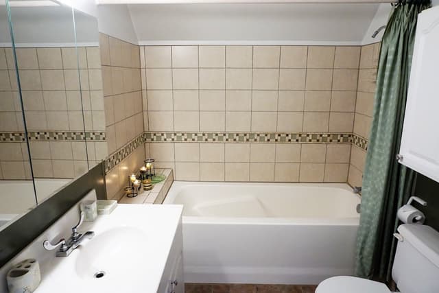 Deep soaking bathtub