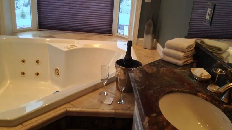 Alaska Sundance Retreat Bed & Breakfast — guest room