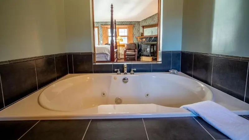 In-room hot tub at Albergo Allegria Hotel & Breakfast Restaurant in Windham, NY