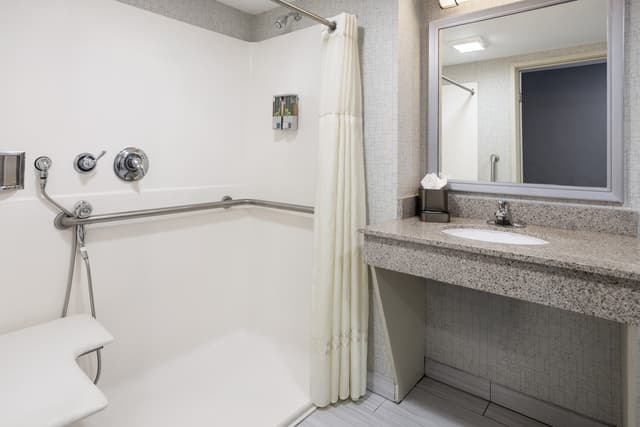 Deep soaking bathtub