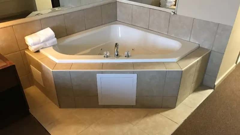 In-room hot tub at Allen Park Motor Lodge in Allen Park, MI