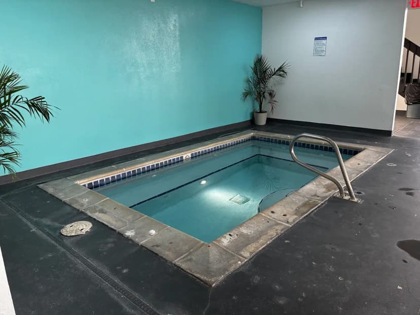 Hotels with jacuzzi in room in Alliance