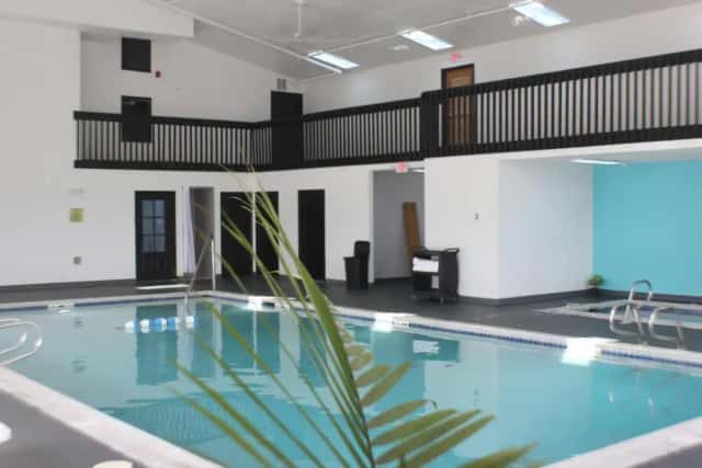 Alliance Hotel & Suites, a Howard Johnson by Wyndham — guest room