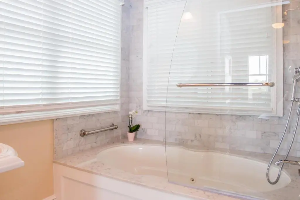 Hotels with jacuzzi in room in Newport