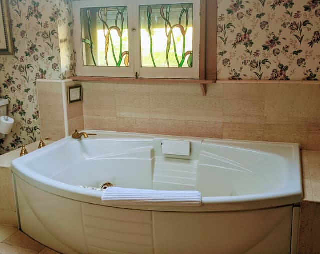 Jetted bathtub