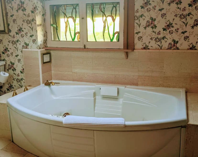 Hotels with jacuzzi in room in Sacramento