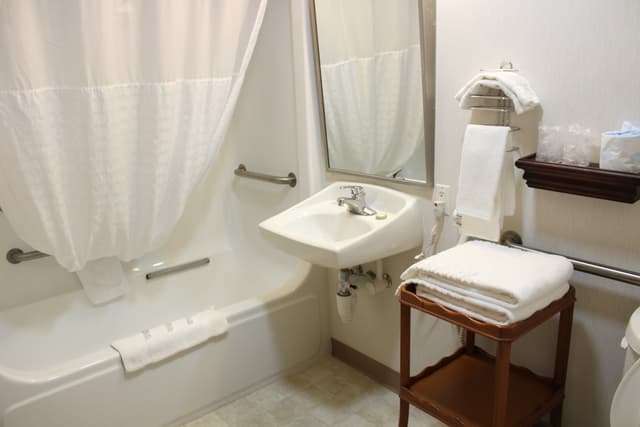 Deep soaking bathtub