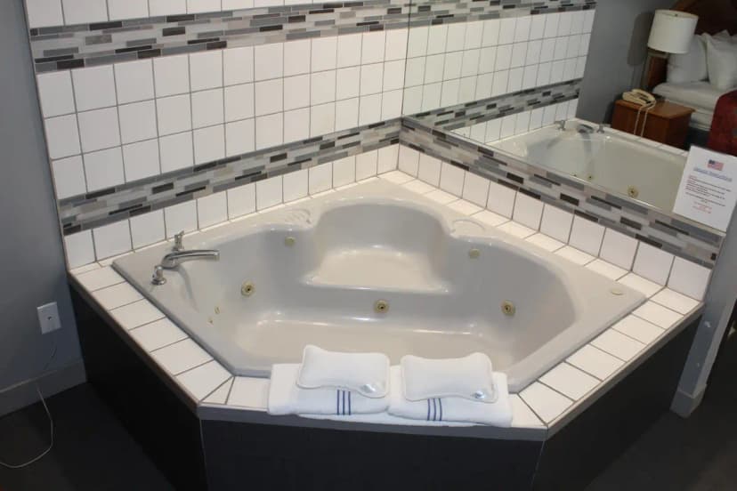 Hotels with jacuzzi in room in Ionia