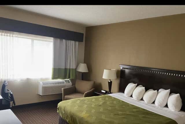 American Inn And Suites Waterford — guest room