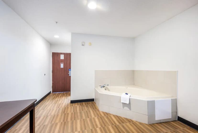Hotels with jacuzzi in room in Brunswick