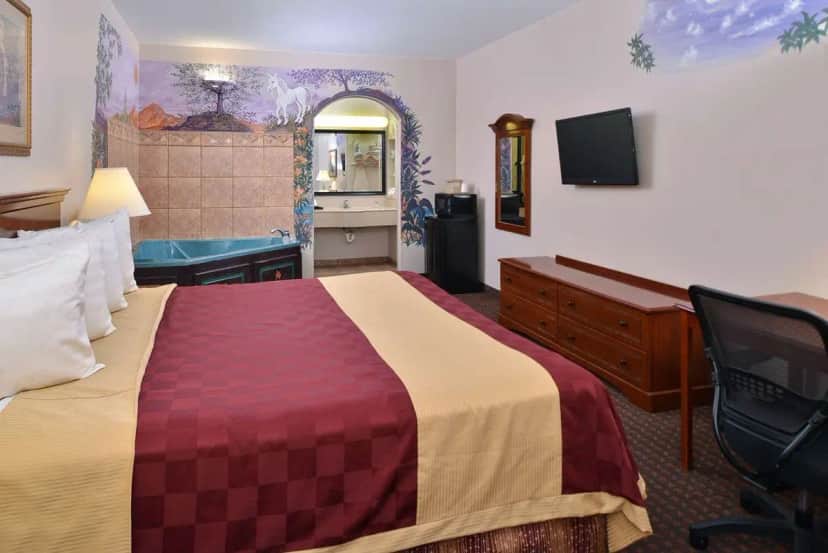 Americas Best Value Inn & Suites San Benito — suite