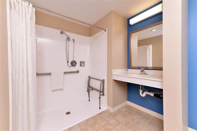 Americas Best Value Inn & Suites St. Clairsville Wheeling — guest room
