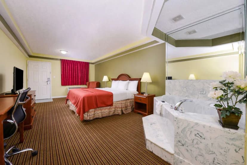 Hotels with jacuzzi in room in Waller
