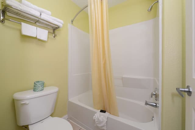 Deep soaking bathtub