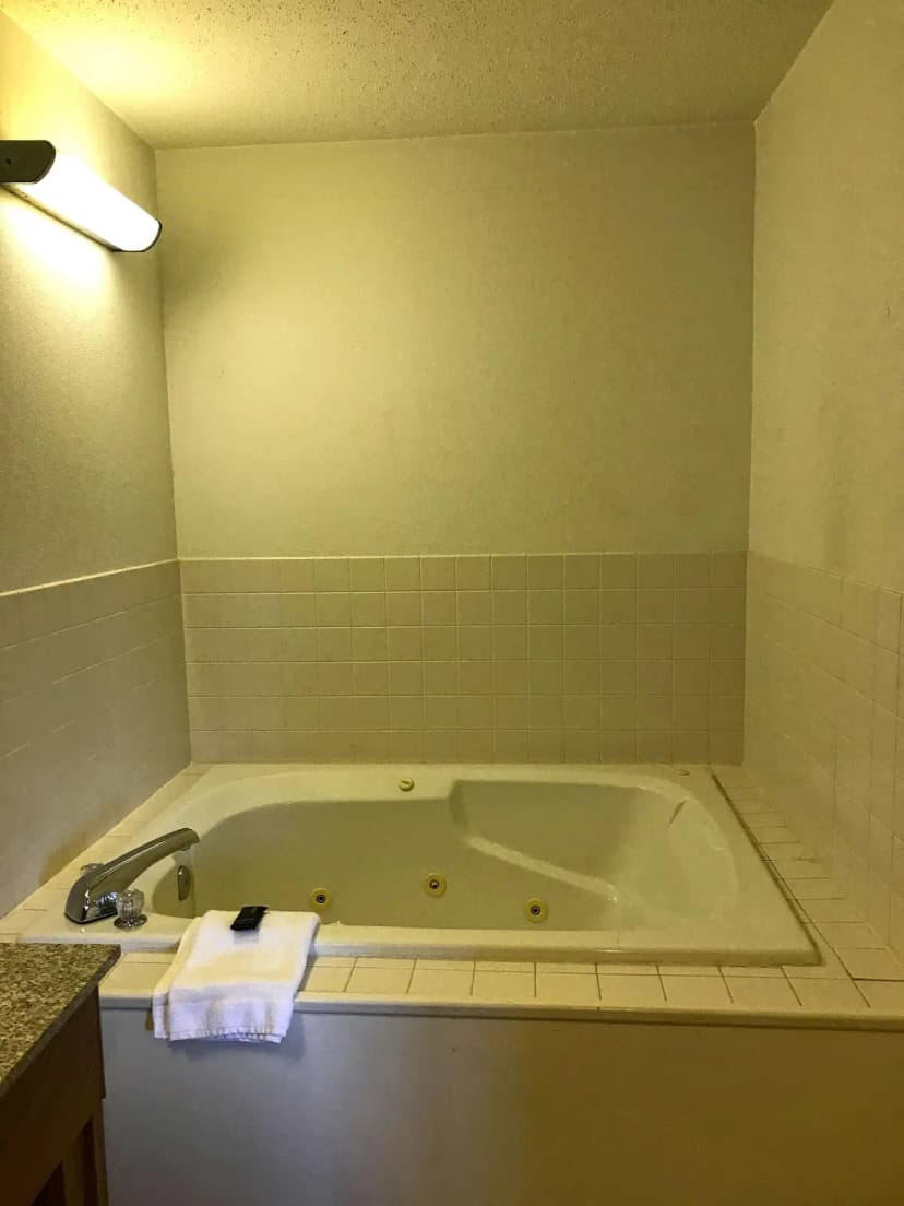 Hotels with jacuzzi in room in Champaign