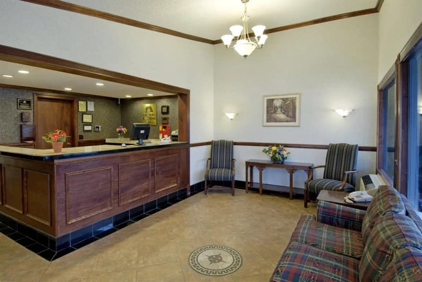 Hotels with jacuzzi in room in Conyers