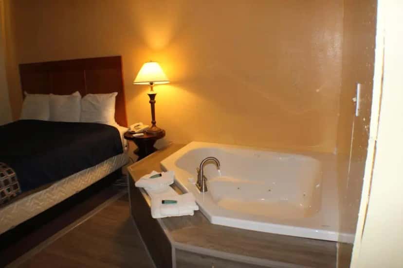 In-room hot tub at Americas Best Value Inn Geneva in Geneva, IL