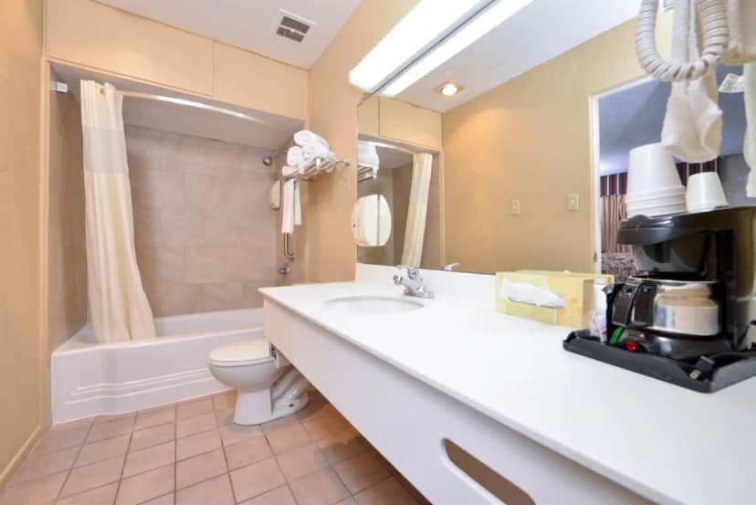 Americas Best Value Inn Lubbock E — bathroom